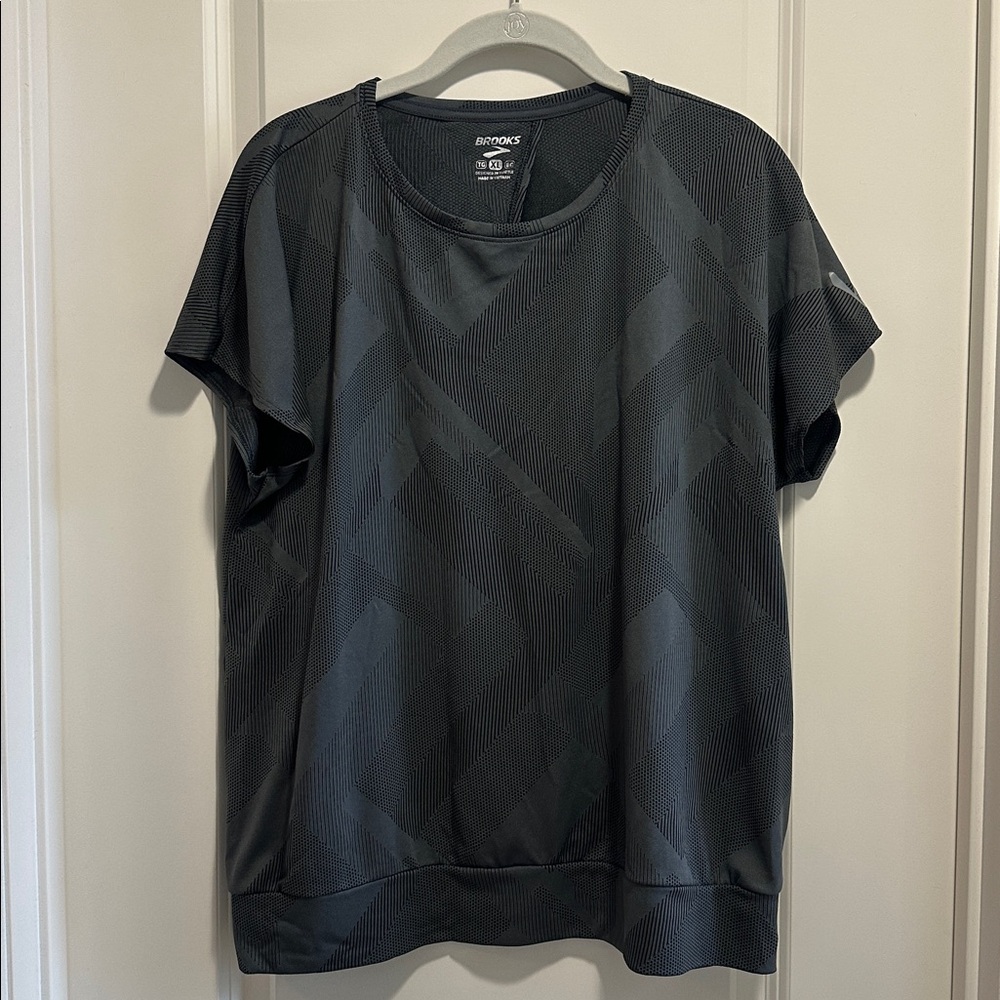Brooks XL shirt slit open back size XL breathable material